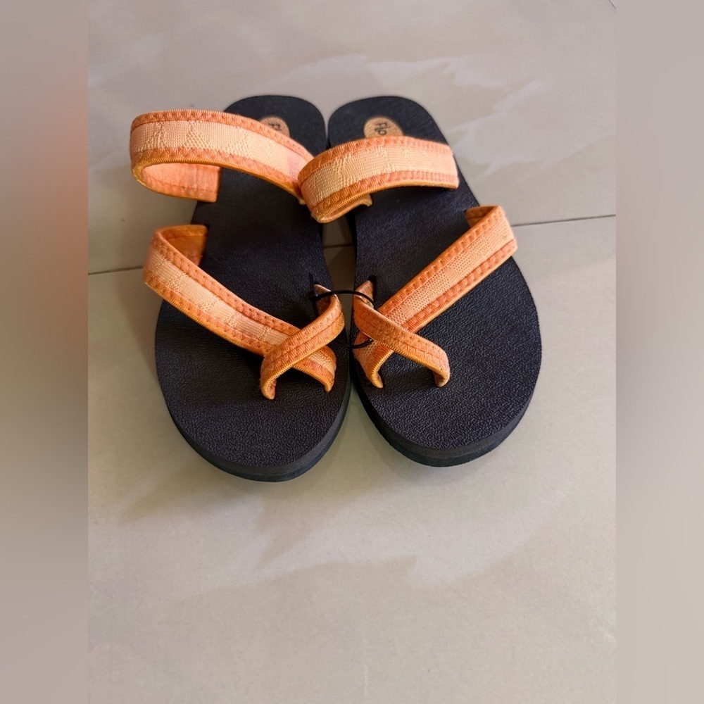 Floopi Criss Cross Sandals Floopi Flip Flops for Women: - Picture 3 of 7